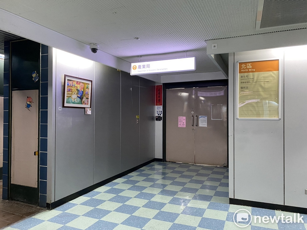 台北市政府產發局10樓傳出一名員工確診，大門緊閉，將進行清消。 圖：周煊惠 / 攝