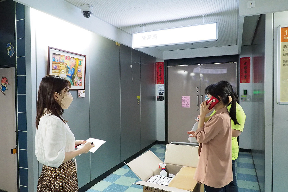 北市府表示，衛生局疾管科正要進行疫調及匡列作業，稍早已送快篩劑給同仁先做篩檢，後續將清消、靜置24小時。 圖：台北市政府 / 提供