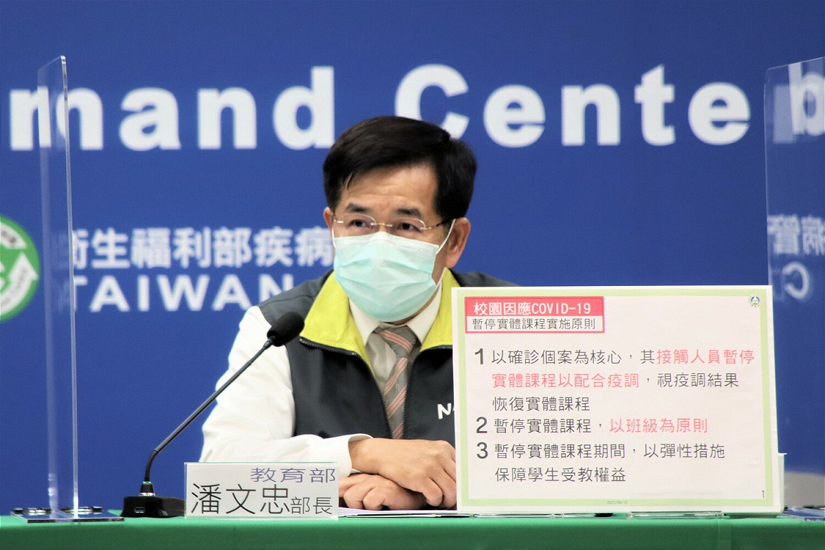教育部部長潘文忠今在疫情記者會上說明高中以下與大專校園，停課最新規則，未來10個或1/3班級確診才全校停課。 圖：中央流行疫情指揮中心/提供