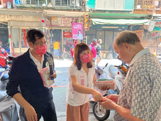 民進黨英系新北市議員參選人張嘉玲今(12)日上午十時在她稱恩師的板橋區立委羅致政、及國泰市場主委康玉榮的陪同下，來到國泰市場掃街。 圖：張嘉玲競選辦公室提供
