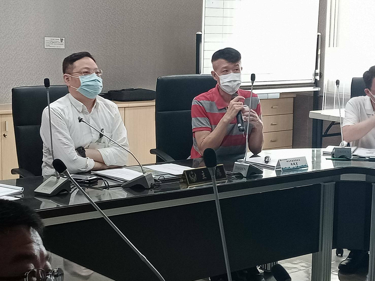 今(12)日上午10時30分於消防局5樓會議室藉民力運用相關業務會議，由政風室主任林三龍於現場分享消防人員執行職務時可能遭遇情況。 圖：新北市消防局提供