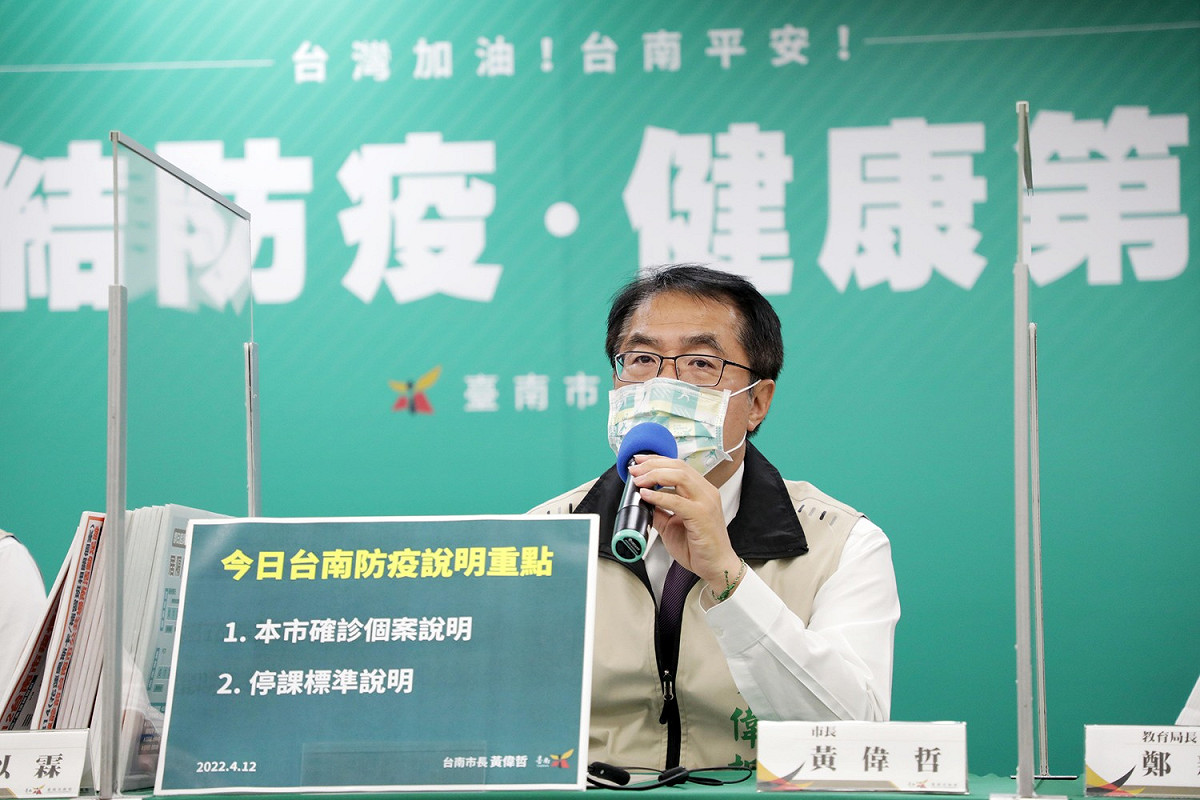台南市長黃偉哲說明今日確診足跡。 圖：台南市政府提供