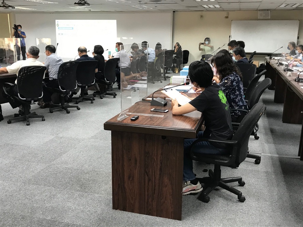 高雄市政府今天舉行第72次環境影響評估審查委員會，審議台積電設廠楠梓產業園區環境影響。