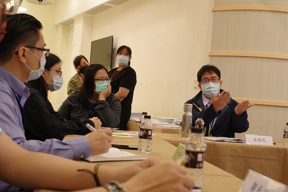 新北市政府消保官向業者說明建議改善事項。