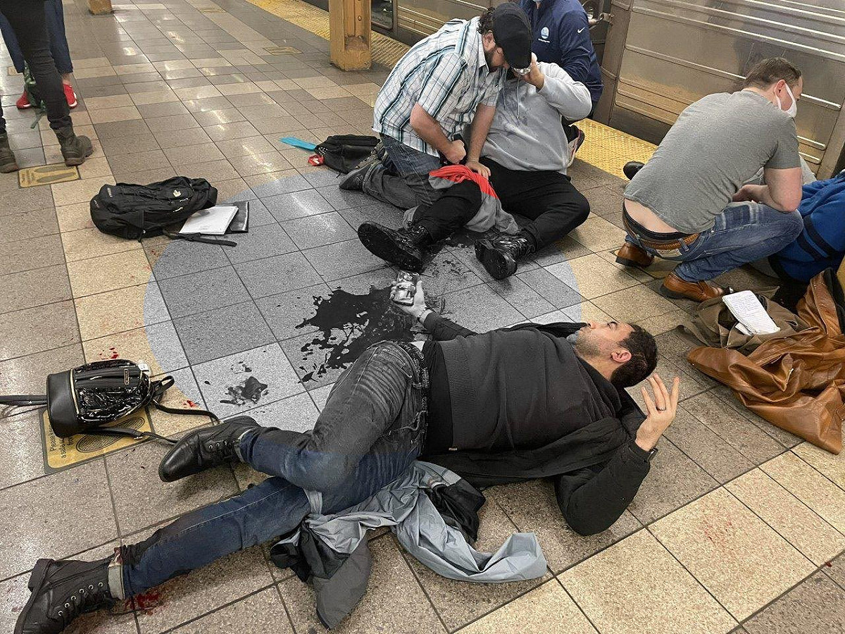 外媒今（13）日報導，紐約市地鐵於當地時間 12 日上午發生隨機槍擊案，造成 29 人受傷，而嫌犯在開了 33 槍後逃逸。 圖：翻攝推特 @andre_mihaescu