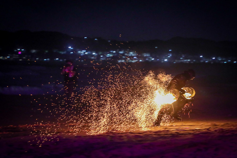 北海夜金閃閃-北海潮與火。 圖：新北市農業局景觀處提供