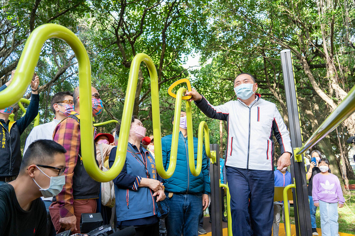 板橋環河公園增設給長輩使用的鍛鍊設施，鼓勵長輩外出活動。 圖：新北市農業局景觀處提供