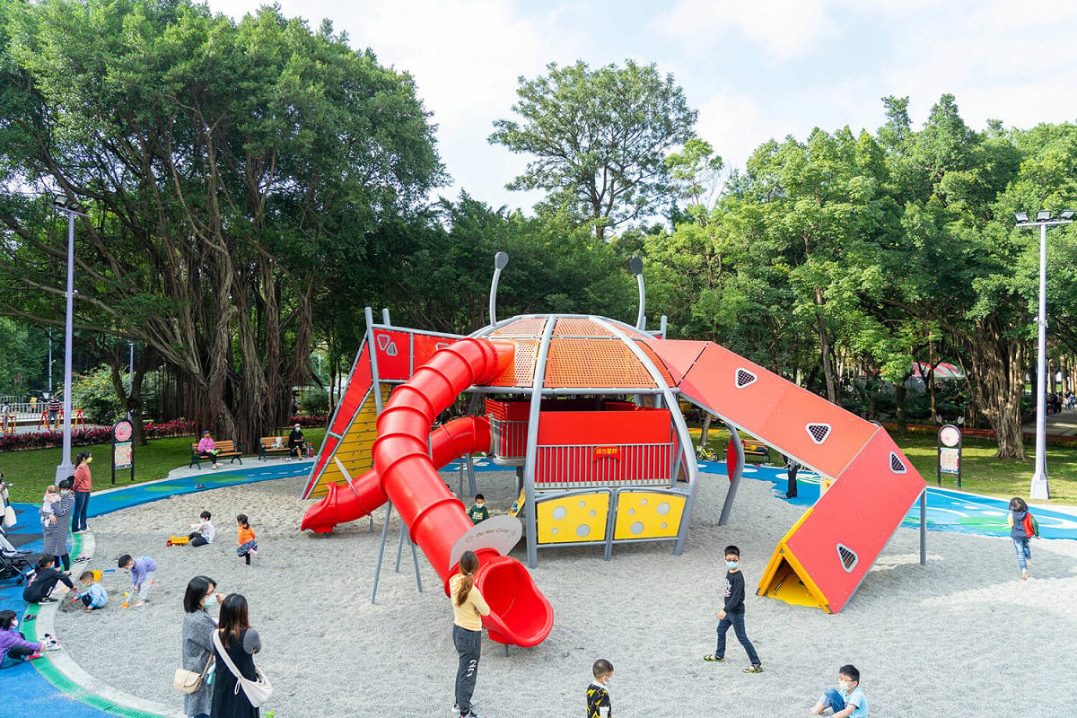 以招潮蟹主題遊戲場，將人文歷史、生態環境融入遊戲場。 圖：新北市農業局景觀處提供