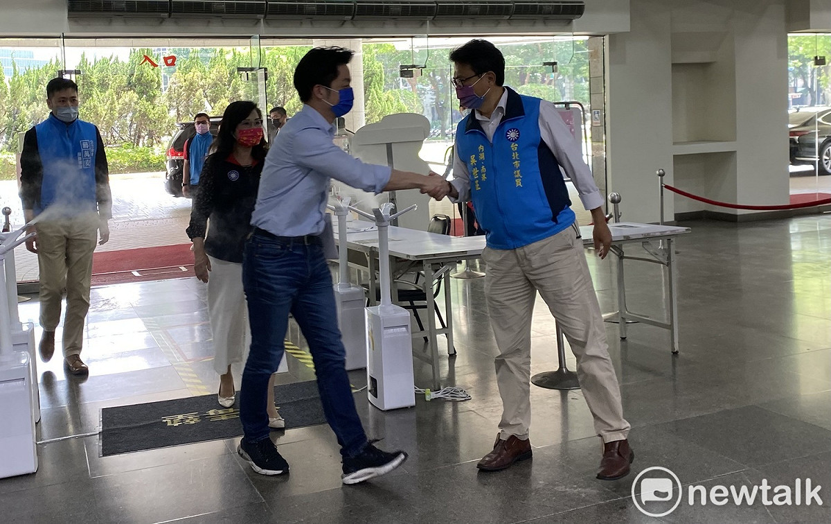 國民黨立委蔣萬安赴北市議會拜會，與藍營議員吳世正握手。 圖：周煊惠 / 攝