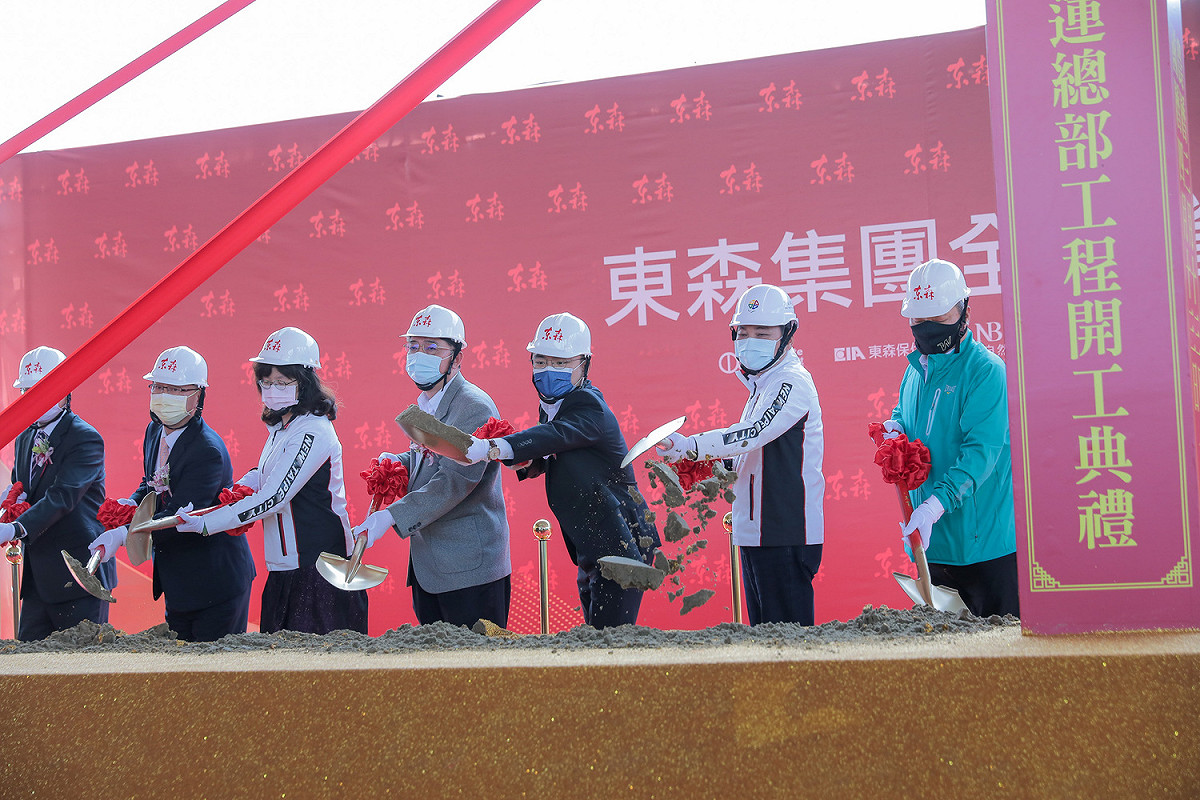 東森集團投資逾100億元，新北市林口全球總部盛大開工（右起：東森集團總裁王令麟、新北市長侯友宜）。 圖：新北市經發局提供