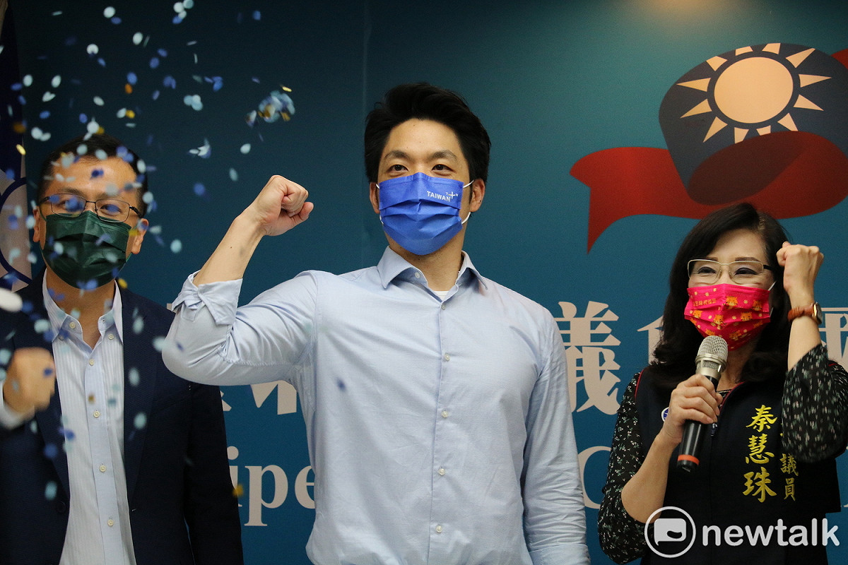 國民黨議員現場還幫立委蔣萬安拉禮炮，祝福他選上台北市長。 圖：周煊惠 / 攝