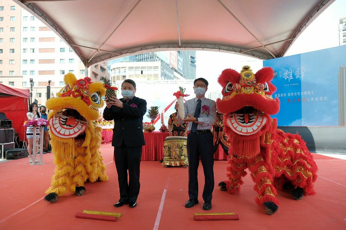 陳純敬祝賀工程好彩頭。 圖：新北市都更處提供