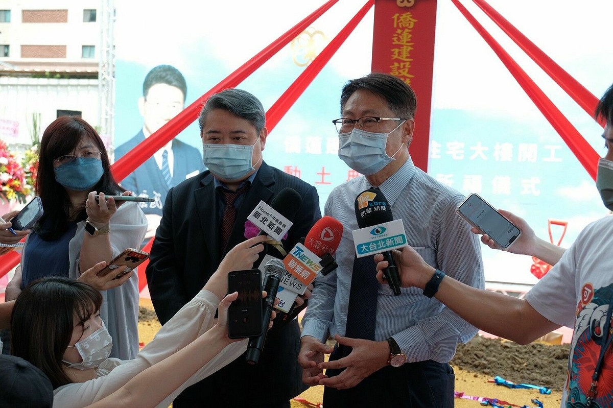 陳純敬接受媒體聯訪。 圖：新北市都更處提供