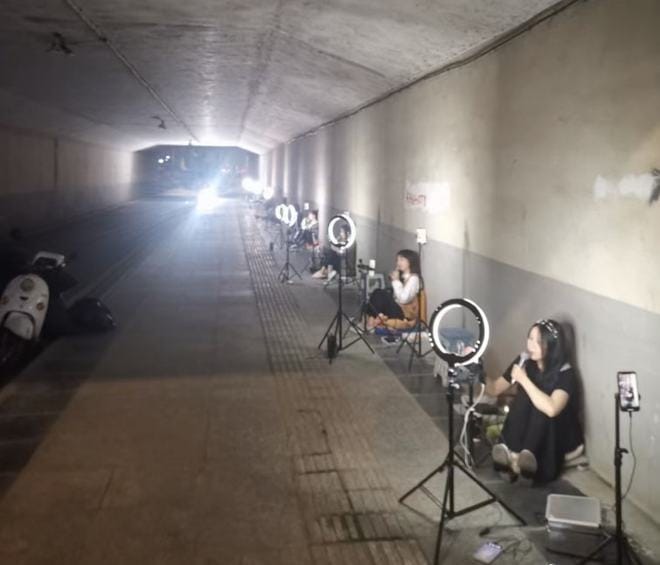 中國西二環路的幾個橋洞下有成群的女主播在直播。 圖：翻攝自網易