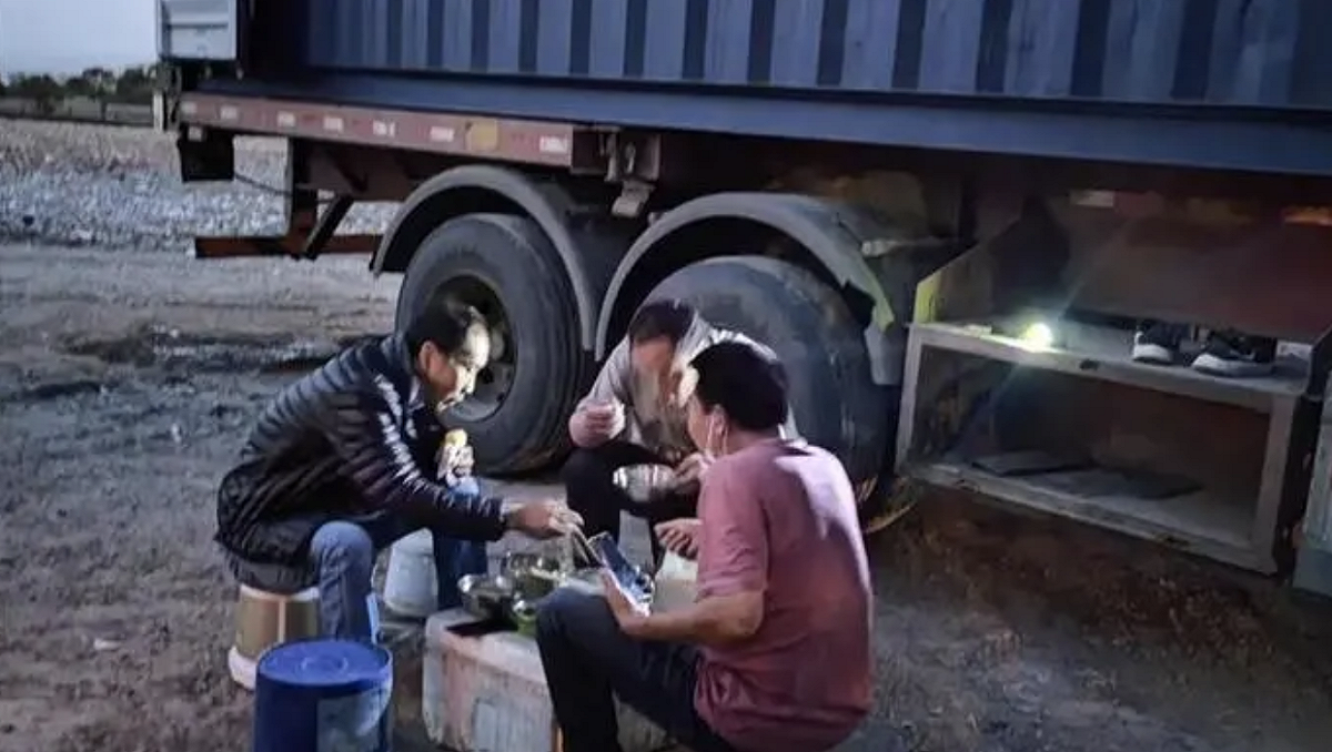 王金平從 3 月 20 日離開上海後，就再也沒回去了，偶爾下車和其他司機一起煮東西吃，但大部分時間都在車上過。 圖：翻攝自騰訊網