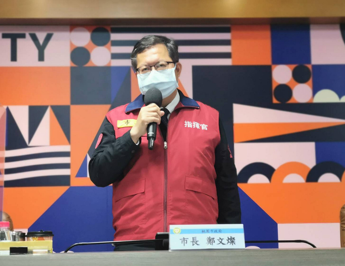 鄭文燦說明桃園市目前有13條主要的群聚感染傳播鏈。 圖：桃園市政府/提供