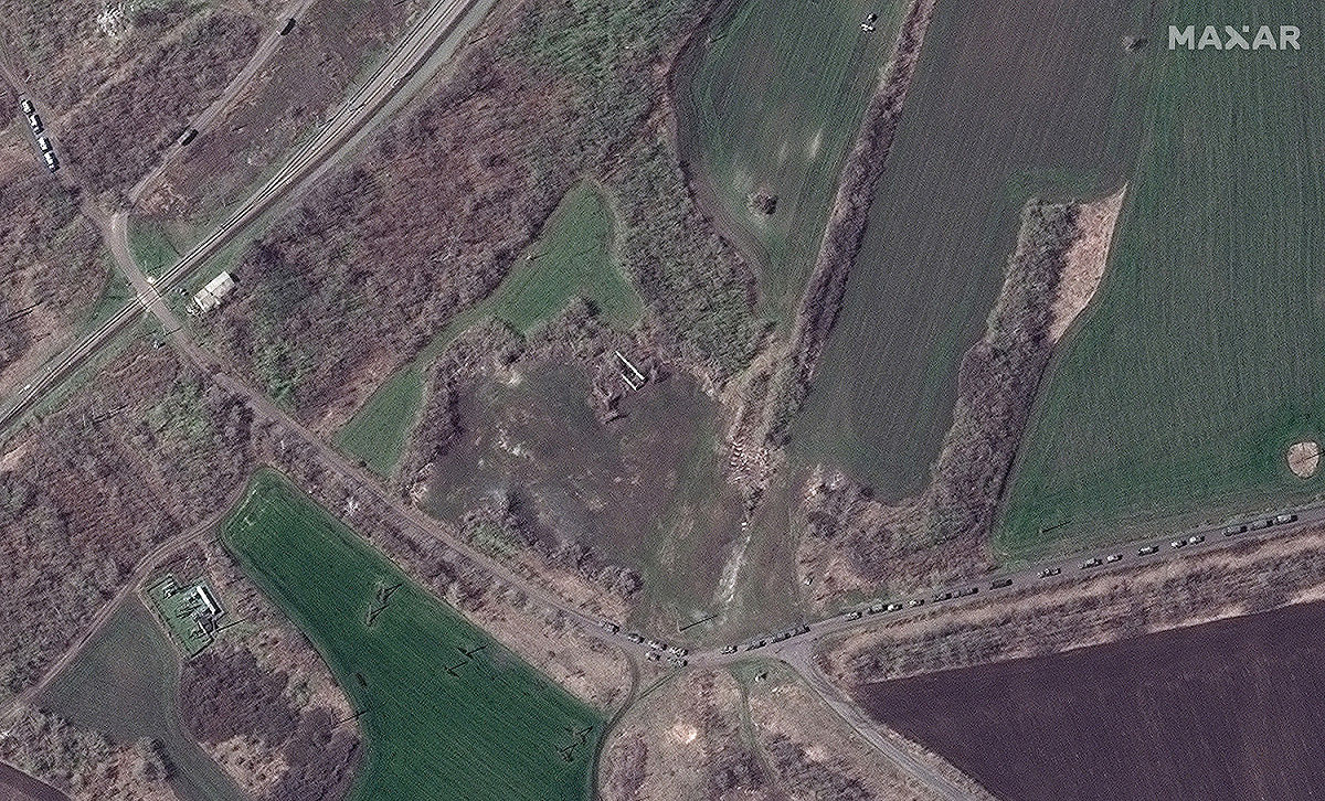 衛星觀察，俄羅斯軍隊在穿過烏東邊界後，部分車輛停在烏克蘭東部村莊維利胡瓦特卡（Vilkhuvatka）的高速公路上，其餘的軍卡則在後來被拍到出現在頓巴斯地區。 圖：翻攝推特@Maxar