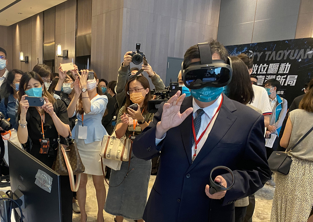 桃園市長鄭文燦在VIVE Sync平台中以手勢追蹤(hand-tracking)功能，向與會者問好 圖：HTC/提供