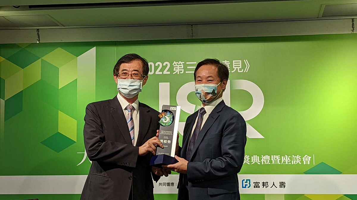 考試院考試委員 姚立德(左)、東海大學校長張國恩(右)。 東海大學/提供