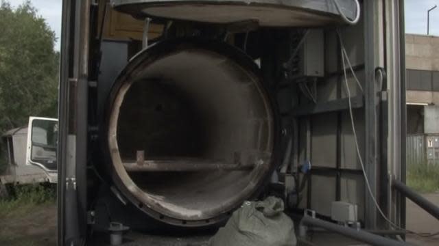 英國《每日電訊報》報導，卡車上配置這項外觀上看似火爐的設備，遭俄軍用作「行動火葬場」。 圖：截自推特