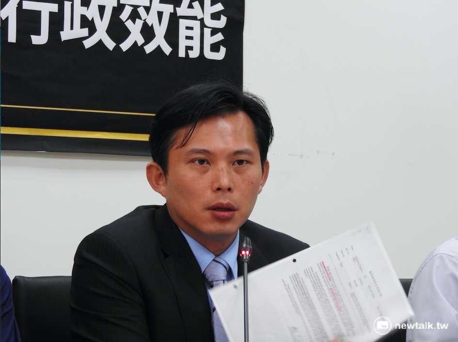 針對世衛大會（WHA）邀函裡附加的「一中原則」及聯合國大會2758決議，時代力量立委黃國昌10日痛批：「過去在一中原則下，導致台灣外交陷入困境，這次爭議就顯示，一中各表從來就只有一中，沒有各表」。 圖：鄭佑漢/攝