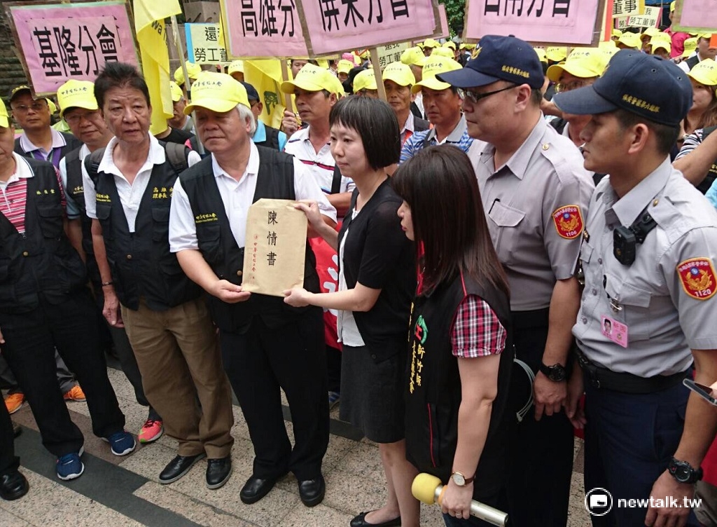 中華電信工會10日上午赴勞動部抗議，要求查明公司內部廠場型工會的適法性，並重申資方應歸還勞工董事席次的訴求。 圖：周富美/攝