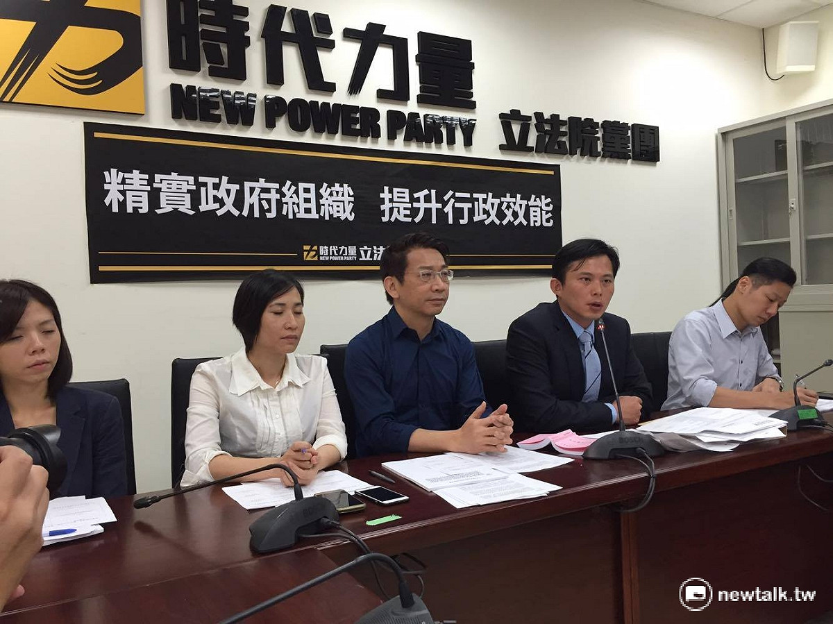 時代力量10日召開「精實政府組織，提升行政效能」記者會，將提案裁撤僑委會、退輔會及蒙藏委員會，將這3個委員會現有業務，移轉至相關部會，落實精實政府組織。 圖：鄭佑漢/攝