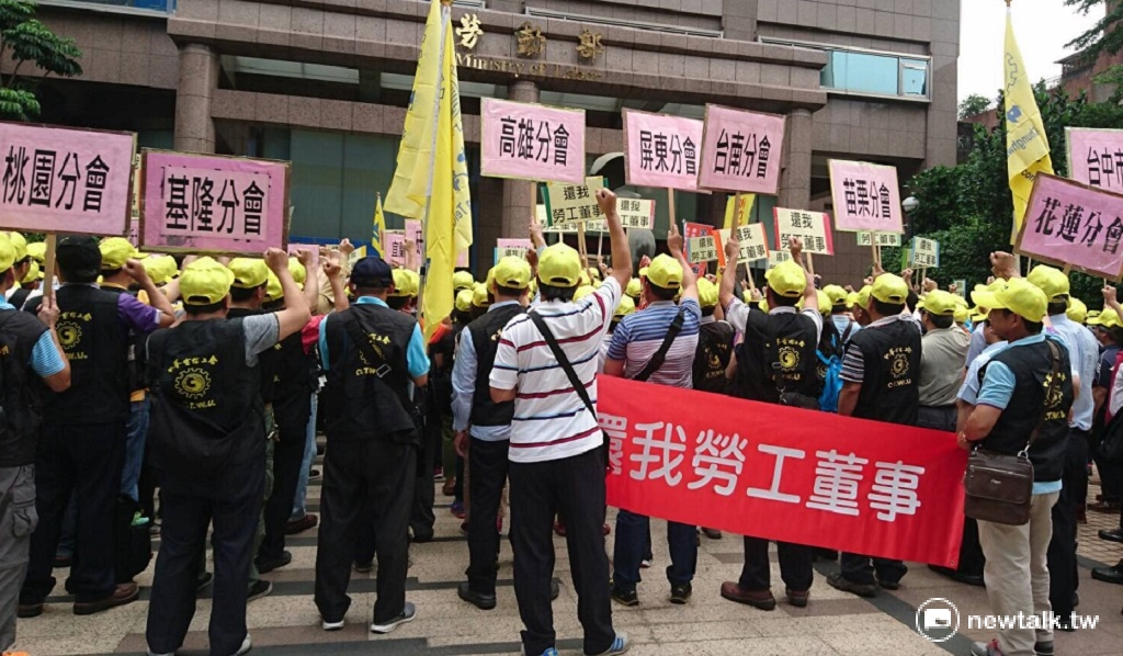 中華電信工會動員500名成員，從全台各地集結到勞動部前抗議。 圖：周富美/攝