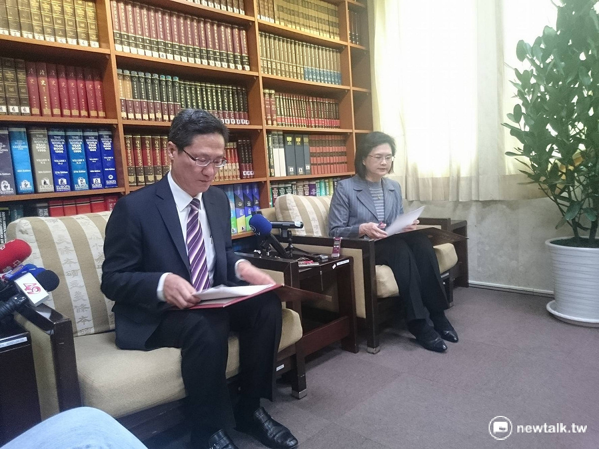 外交部發言人王珮玲(右)10日上午表示，WHA報名手續已完成。 圖：新頭殼資料照片