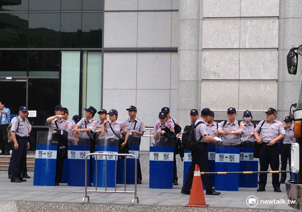中華電信工會近500人前往中華電信總公司要求歸還勞工董事，保一總隊派出大批警力戒備。 圖：周富美/攝