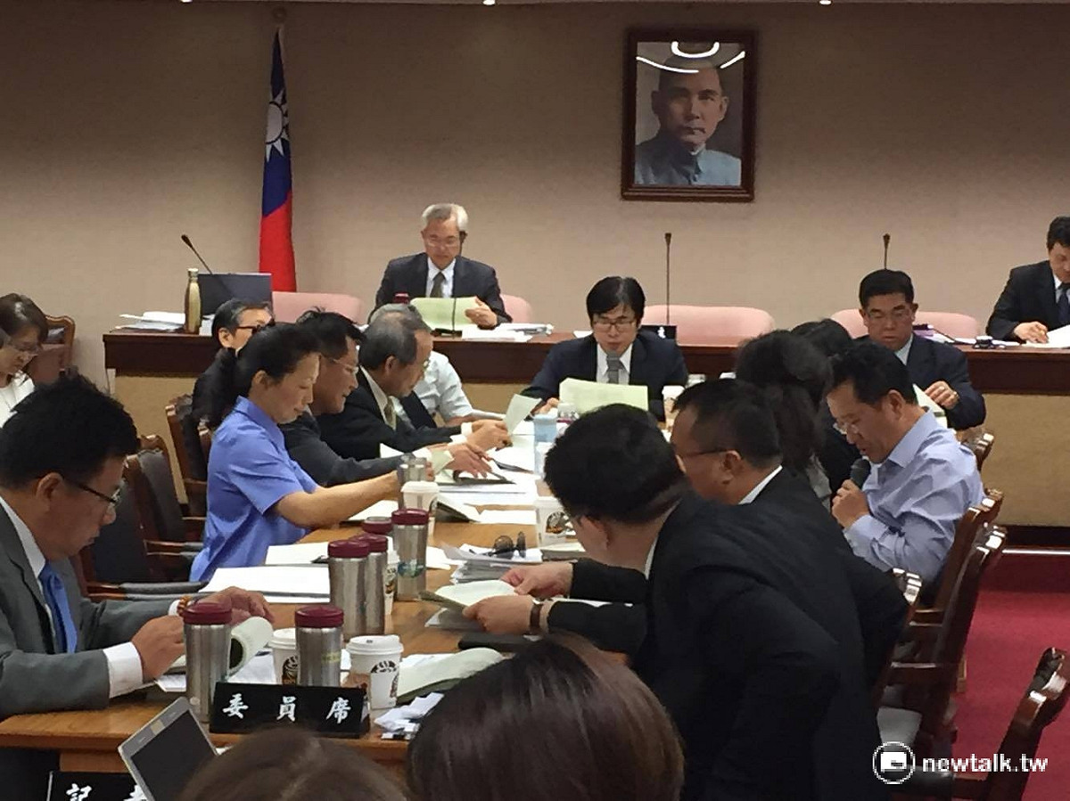 立院內政委員會11日審議《公民投票法》部分條文修正草案，決議公投投票年齡下修至18歲以及調降過關門檻。 圖：鄭佑漢/攝