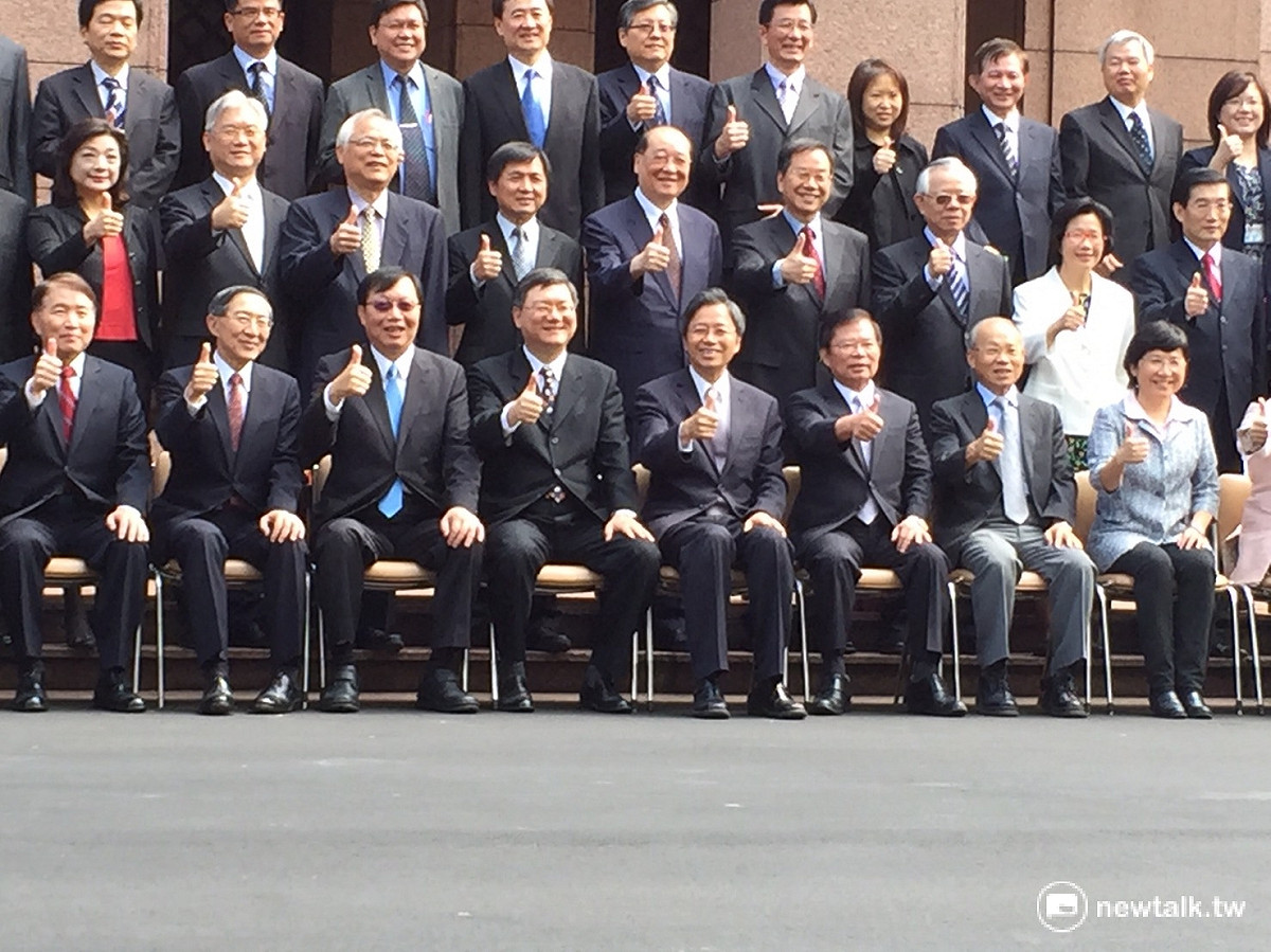 行政院會12日上午完成內閣總辭，所有閣員大合照。 圖：邱珮文/攝