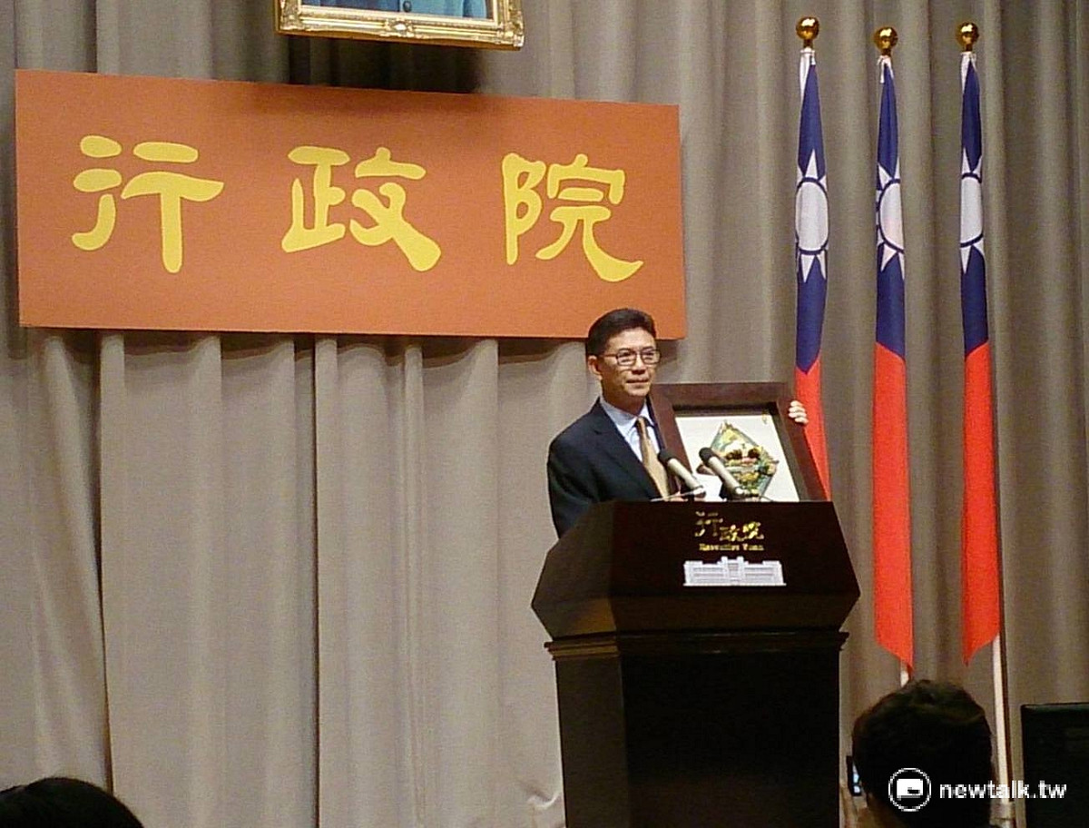 孫立群也在會後記者會上秀出台南市長賴清德贈送的「交趾陶」與寫有「德惟善政」的卡片，感謝張善政對台南市在很多事情上大力幫忙。 圖：邱珮文/攝