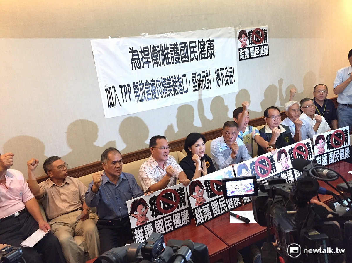 國民黨立委張麗善及各縣市養豬協會理事串連12日在立院召開記者會，呼籲新政府未來應堅決禁止含瘦肉精豬肉進口。 圖：鄭佑漢/攝
