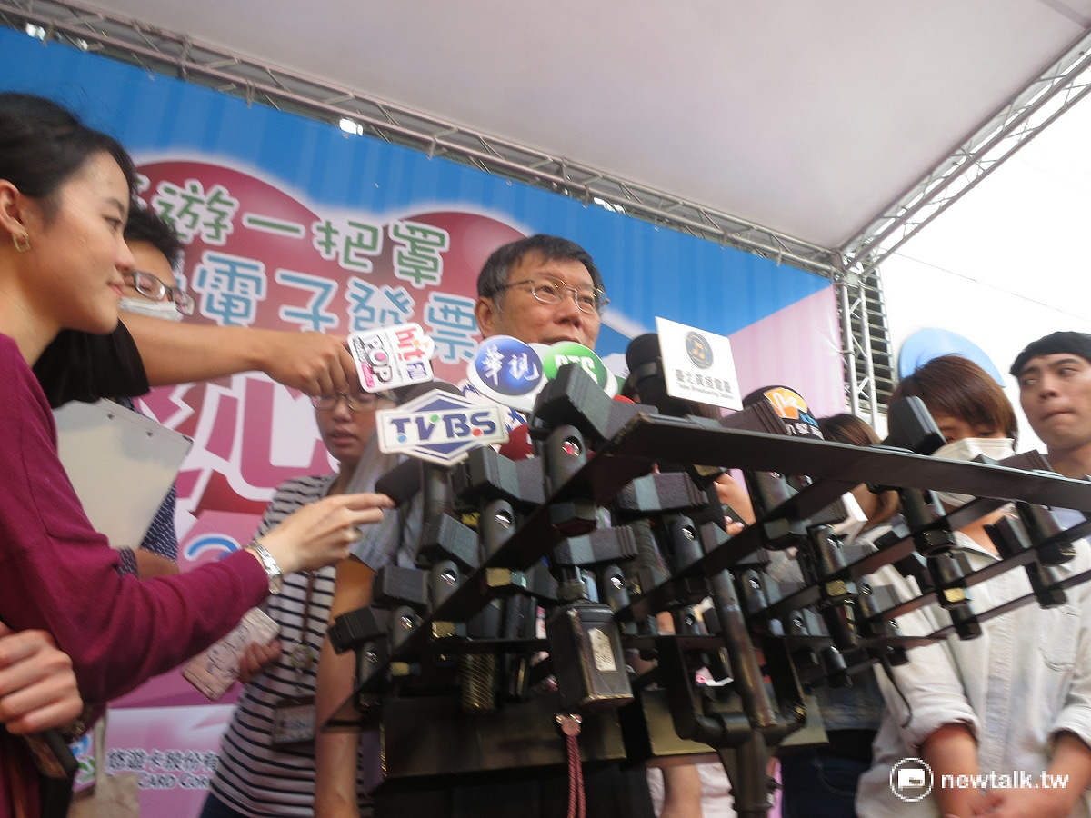 台北市長柯文哲12日表示，自己仍主張發展公共運輸，減少私人汽車。 圖：呂佳峻/攝