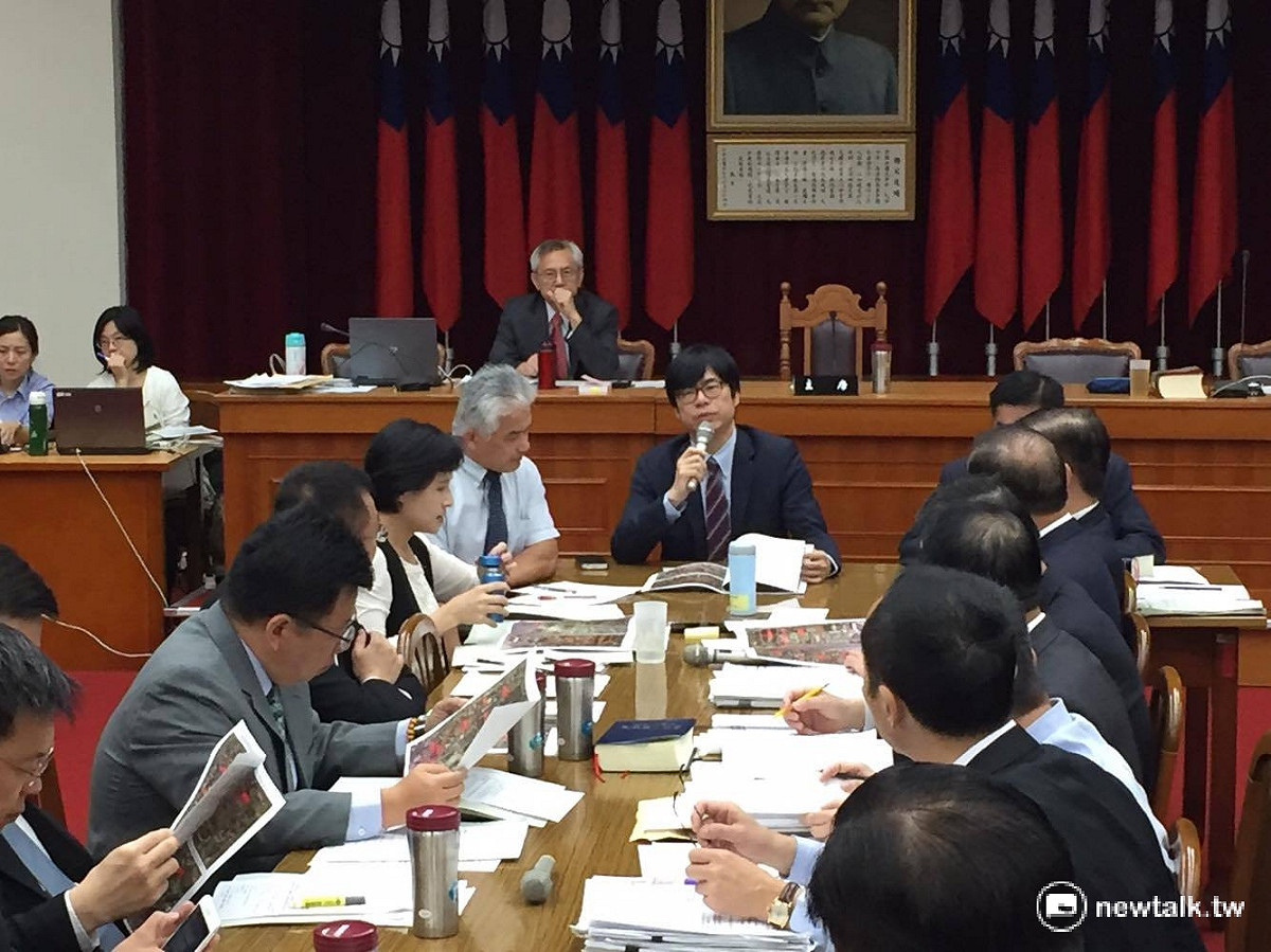 立院內政委員會12日針對《集會遊行法》修正草案進行審議，會中最後達到共識，針對路權競爭問題，先以取得場地同意書一方優先使用，若是兩方都沒有申請同意書，協調破局後「抽籤決定」。 圖：鄭佑漢/攝