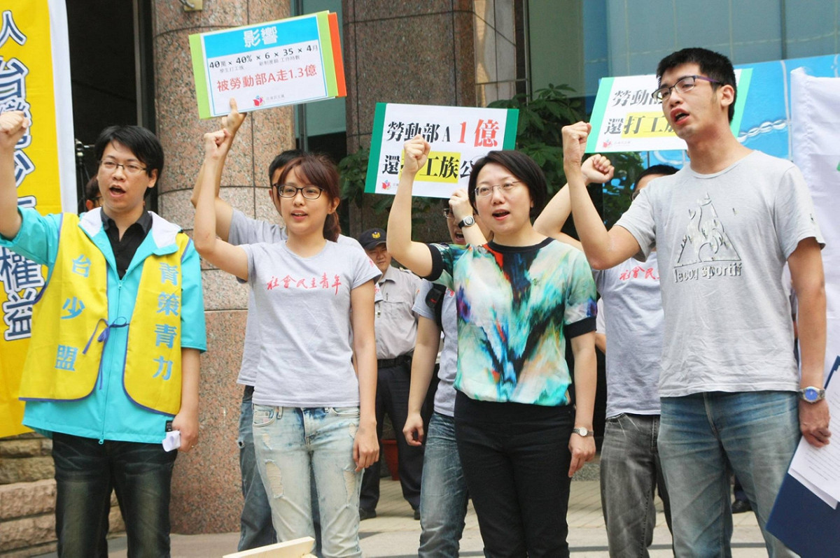 社民黨青年委員會12日上午到勞動部抗議，要求新政府上台後，應將打工族時薪調整至126元。 圖：社民黨提供