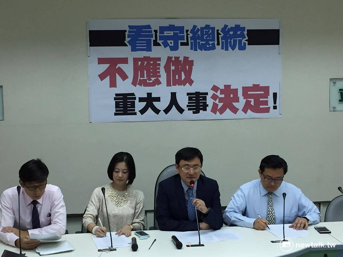 中研院新任院長遴選爭議不斷，立法院民進黨團12日召開記者會批評馬英九總統「接受自己只剩下7天任期的事實」，呼籲將圈選中研院院長權力留給蔡英文政府。 圖：鄭佑漢/攝