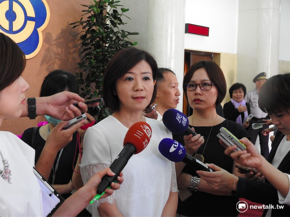 針對政院3日晚間宣佈4部會首長人事異動，國民黨團書記長王育敏（中）批評，改組名單了無新意、令人失望。 圖：新頭殼資料照片