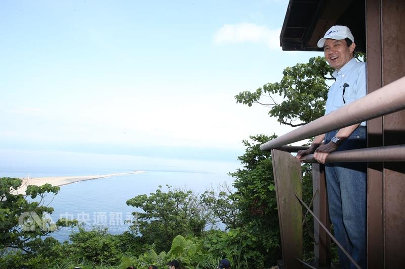 總統馬英九13日訪視宜蘭龜山島，在200階觀景台欣賞龜山島風光，並發表談話。 圖：中央社