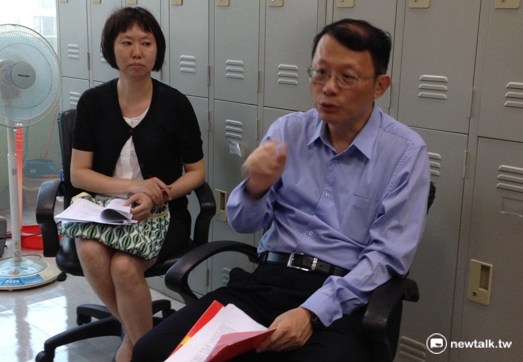 勞動部勞動關係司長王厚偉(右)說明，若工會能替勞工跟雇主爭取簽定優於勞基法的團體協約，可以向勞動部申請獎勵金。 圖：周富美/攝