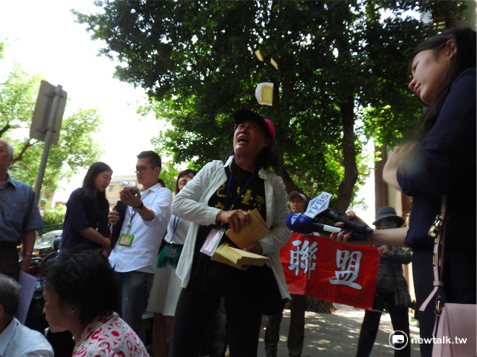 軍冤家屬蔡媽媽（尤瑞敏）13日赴立院，針對與洪慈庸聯繫未獲回應，現場撒冥紙抗議。 圖：鄭佑漢/攝