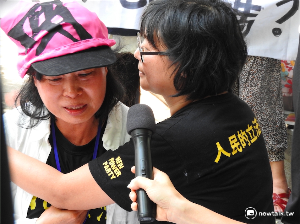 時代力量黨團秘書長陳惠敏13日到抗議現場安慰軍冤家屬，並承諾一定更積極推動軍冤條例法制化，也希望軍冤家屬能赴公聽會表達看法意見。 圖：鄭佑漢/攝