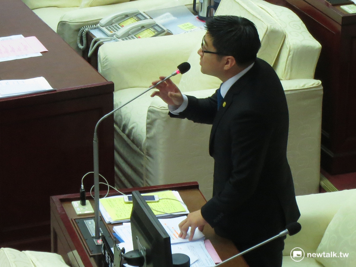 國民黨市議員徐弘庭質疑，研考會見風轉舵，調整民調施作時間。 圖：呂佳峻/攝