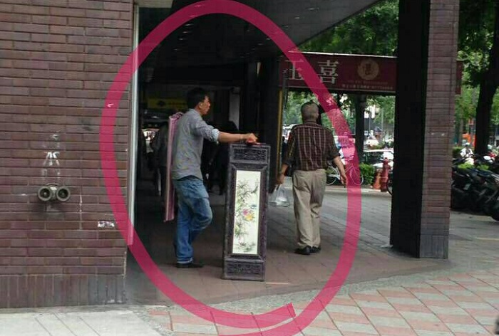 最近在LINE瘋傳有「屏風黨」出沒於台北市和新北市，台北市警察局內湖分局在西湖市場逮獲1名大陸籍男子。
 圖：翻攝自臉書