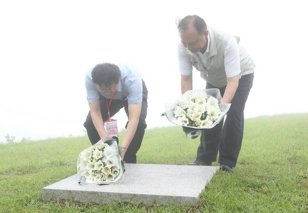 台北市長柯文哲(左)14日上午到宜蘭礁溪櫻花陵園渭水之丘參觀，並當場獻花致意，表示民調滿意度下滑不能怪屬下。 圖：台北市政府提供