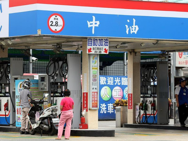 中油公司3日在官網公布，自4日零時起，汽、柴油價格每公升調降2角  圖：中央社資料照片