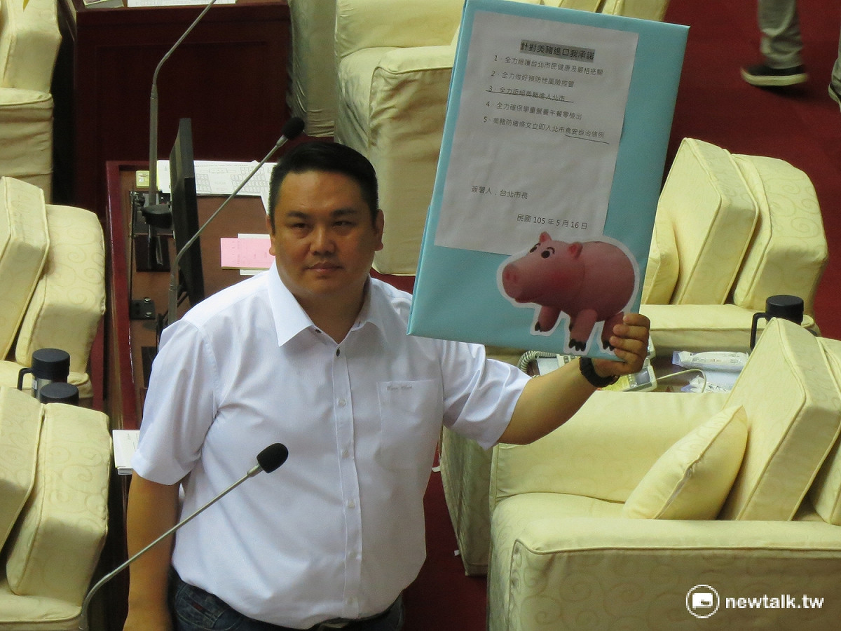 國民黨市議員陳重文16日要求市長柯文哲承諾，全力禁止美豬進入台北市。 圖：呂佳峻/攝
