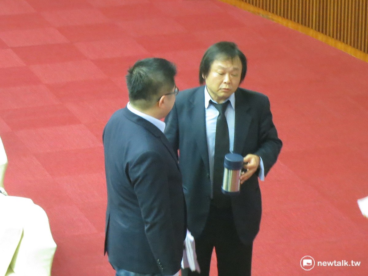 16日質詢結束時，市府發言人林鶴明欲向市議員王世堅解釋開設微博一事。 圖：呂佳峻/攝