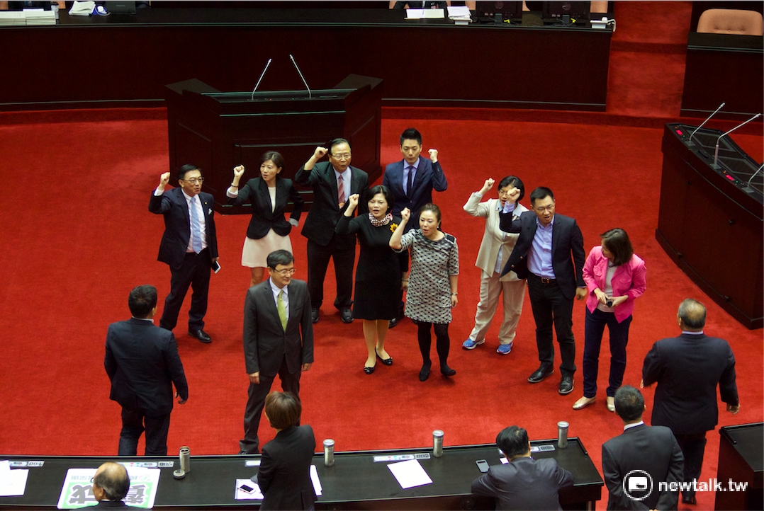 國民黨團17日在立法院院會提案，要求院會決議「新政府應嚴禁瘦肉精美豬進口」並要求逕付二讀，不過民進黨藉由人數優勢，提出異議。此案將交付經濟、衛環、外交及國防委員會聯席審查，並由「經委會」主審。國民黨團因不滿表決過程，集體前往發言席抗議。 圖：鄭佑漢/攝